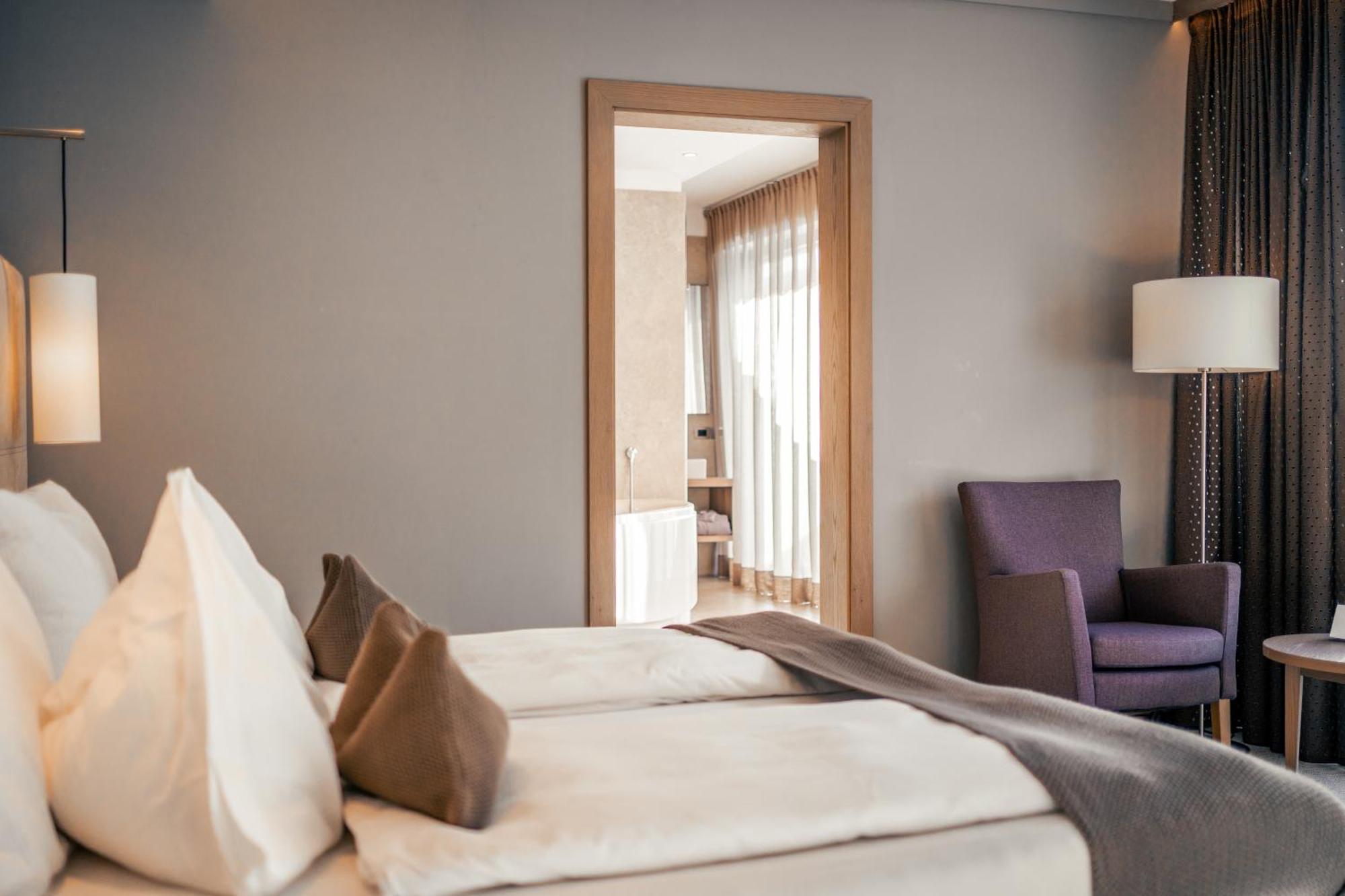 The Lodge Sporthotel - Golfclub Eppan Appiano Sulla Strada Del Vino Bagian luar foto
