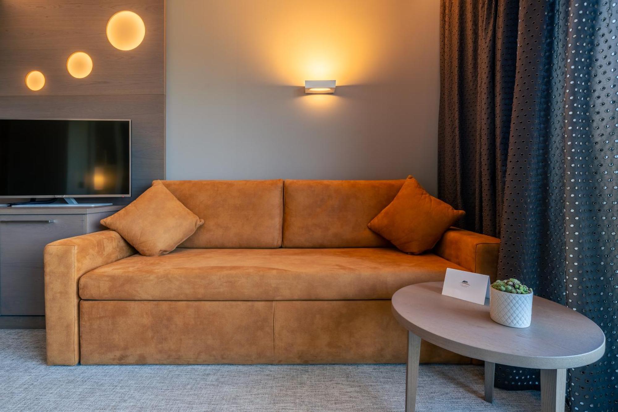 The Lodge Sporthotel - Golfclub Eppan Appiano Sulla Strada Del Vino Bagian luar foto