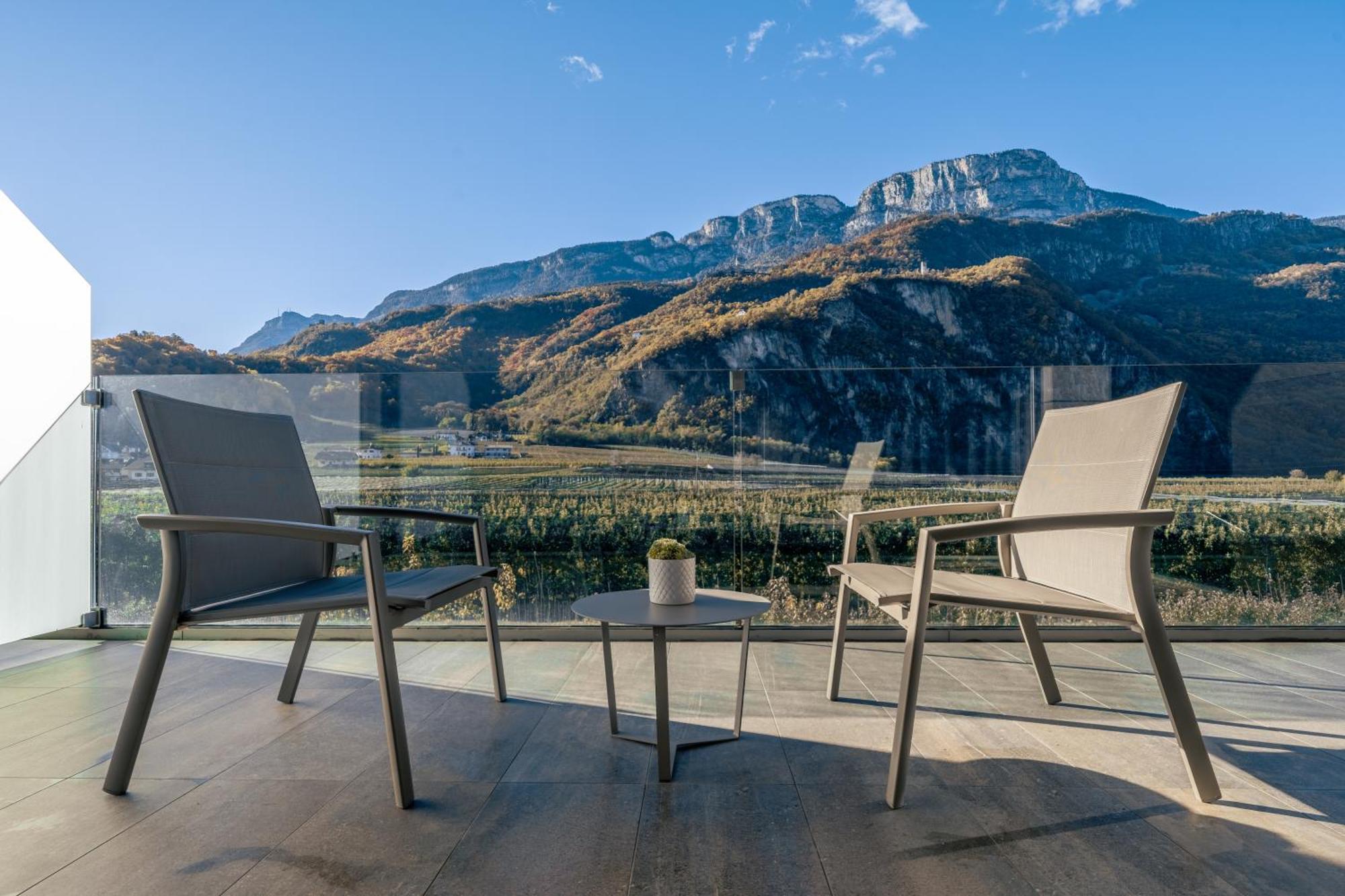 The Lodge Sporthotel - Golfclub Eppan Appiano Sulla Strada Del Vino Bagian luar foto